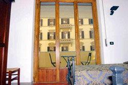 Apartments Florence Italy: Double Bedroom with balcony of Bonciani Apartment