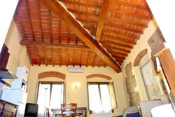 Florence Tuscany Apartment: Living-room with wooden beams of Giotto Apartment